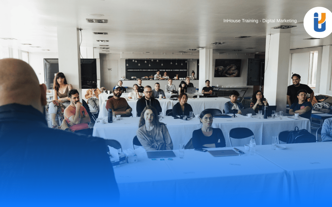 Pelatihan karyawan perusahaan untuk meningkatkan kinerja tim di ruang meeting.